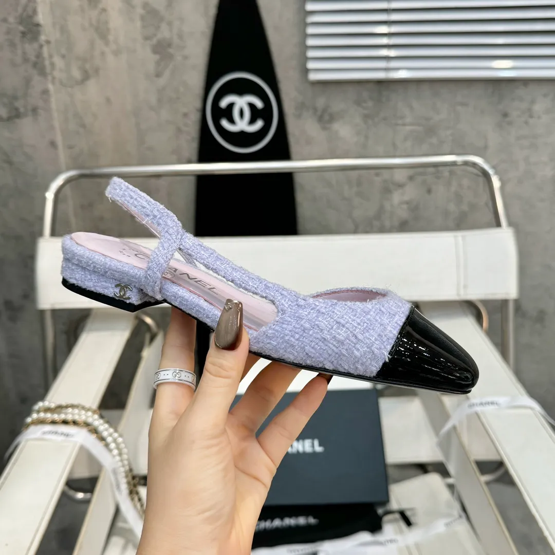 👟👟Ex-factory price 480👟👟 CHANEL Chanel flat bottom series🌹Fashionable classic sandals loved by all stars Fabric [👉] Mixed sheepskin👣🐏 Lining [👉] Silk sheep lining👣🐏 Insole [👉] Silk sheep👣🐏 Sole [👉] Genuine leather outsole imported from Italy 🌻 Packaging [👉] Chanel original box packaging 🌸 Code number [🦶🏻] 34-42 (⚠️34.41.42 is a custom code and cannot be returned or exchanged. Please understand)